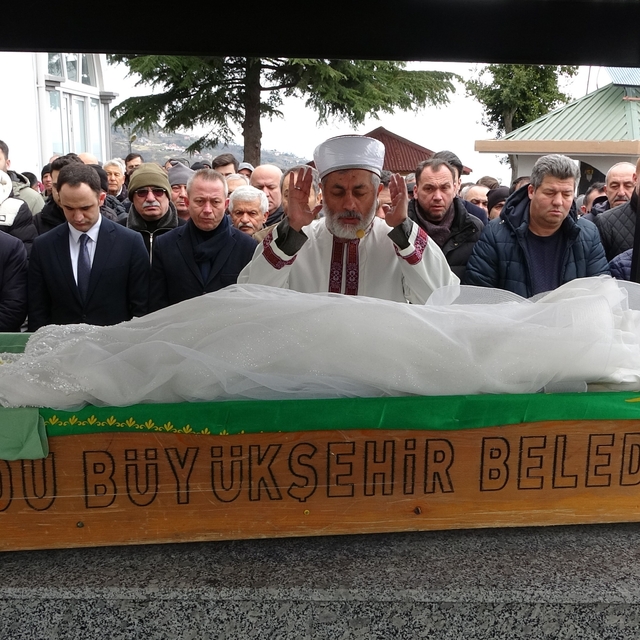 Hemşire adayı Mina, gelinliği ile son yolculuğuna uğurlandı
Ordu'da trafik...