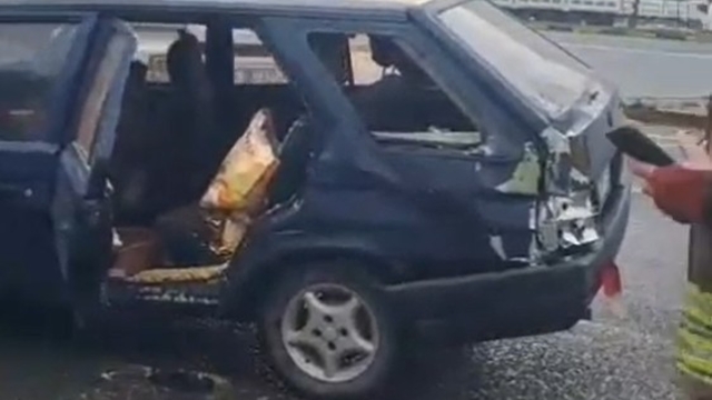 Manisa'da otomobil otobüs ile çarpıştı: 2 yaralı