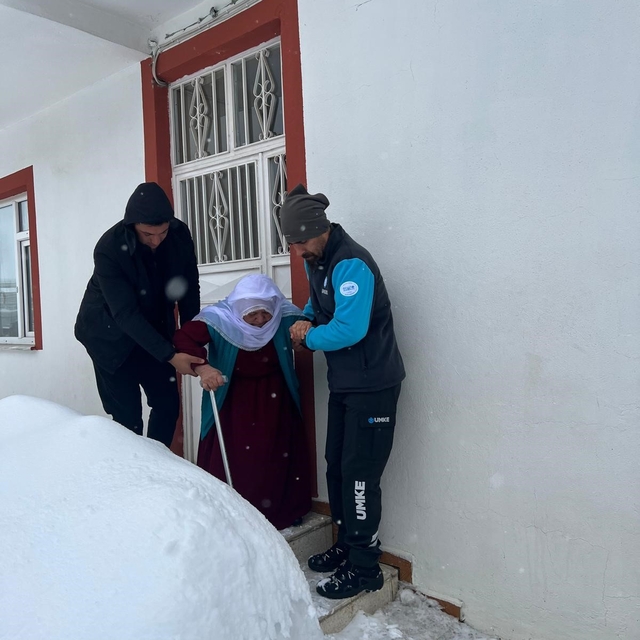 Diyaliz hastası kadın paletli araçla alınıp sağlık kuruluşuna ulaştırıldı