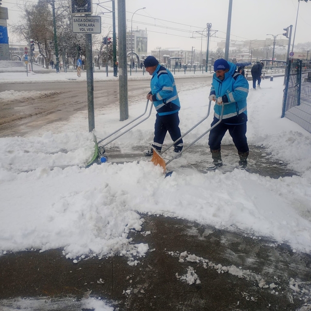 Büyükşehir'den kaldırımlarda yaya güvenliği için çalışma