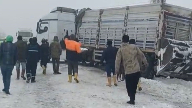 Kontrolden çıkan tır yolu kapattı, kilometrelerce araç kuyruğu oluştu