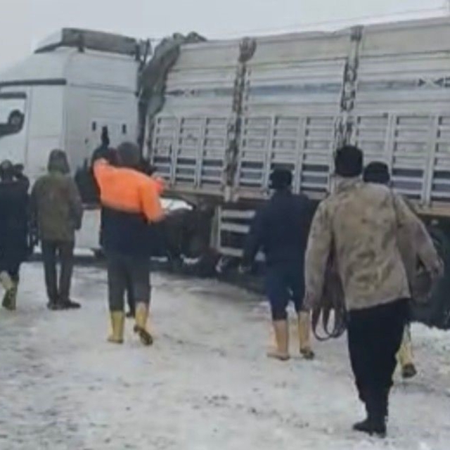 Kontrolden çıkan tır yolu kapattı, kilometrelerce araç kuyruğu oluştu