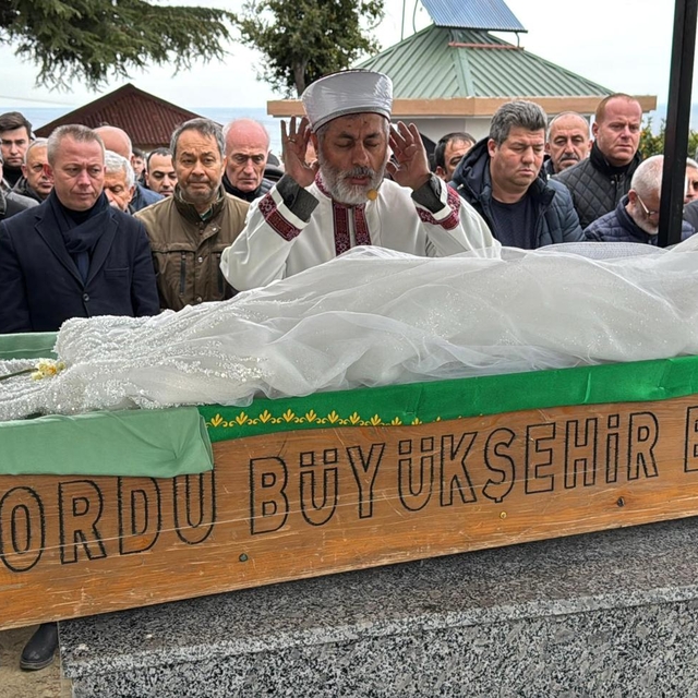 Kazada hayatını kaybeden Mina, son yolculuğuna gelinliği ile uğurlandı