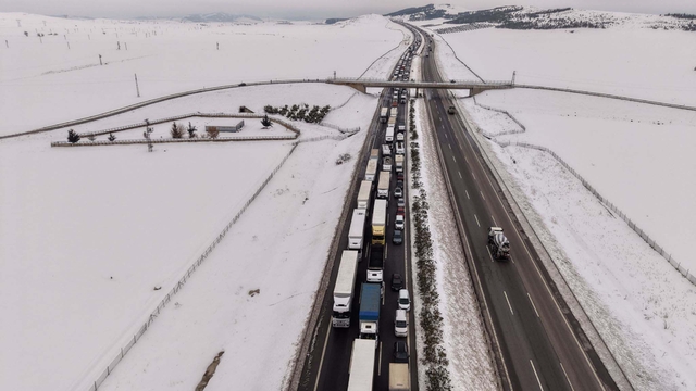 TAG otoyolunda kilometrelerce araç kuyruğu