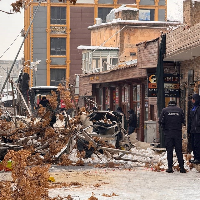 Yoğun kar yağışı Suruç'taki sanat sokağında çökmeye neden oldu