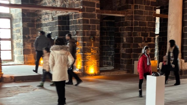 Diyarbakır'da "Nazar, Tılsım ve İzler" seramik sergisi açıldı