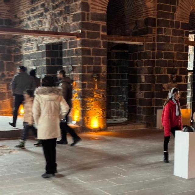 Diyarbakır'da "Nazar, Tılsım ve İzler" seramik sergisi açıldı