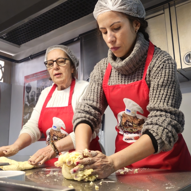 Afyonkarahisar'da görme engelli kadınlar, mutfakta hamur işi yaptı