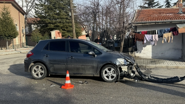Karaman'da otomobille çarpışan motosiklet sürücüsü yaralandı