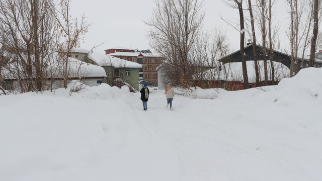 Karlıova'da kar yağışı etkisini sürdürüyor