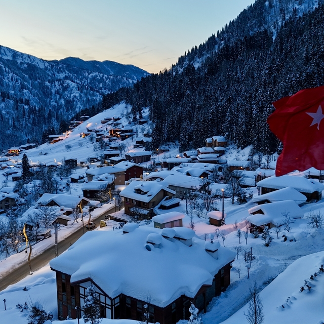 Ayder Yaylası'nda kar yağışı etkili oldu