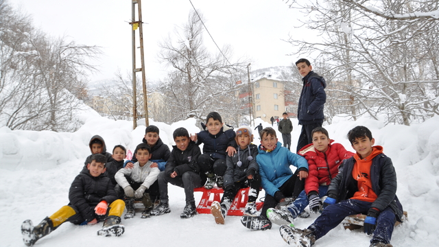Bitlis'te çocuklar kızak ve naylonlarla kayarak eğlendi