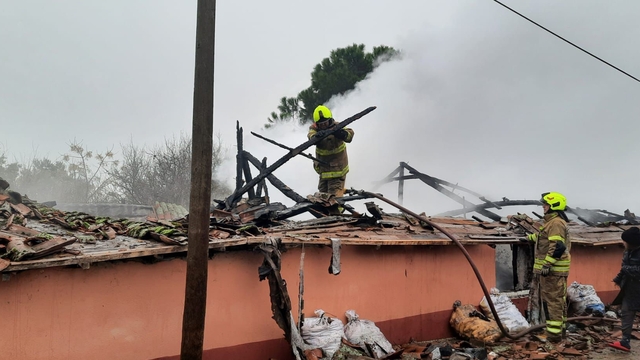 Gönen'de müstakil ev yangında kullanılamaz hale geldi