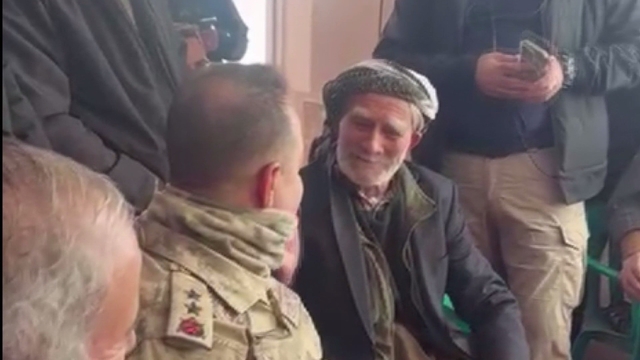 İl Jandarma Komutanı parmağındaki yüzüğü çıkartıp hediye etti, duygu dolu anlar yaşandı