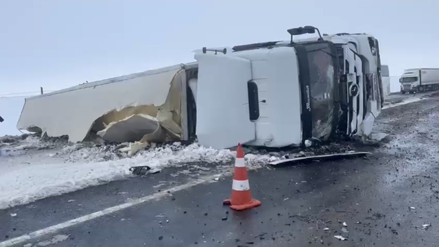 Siverek-Şanlıurfa kara yolunda tır devrildi: Ulaşım tek şeritten sağlanıyor