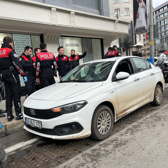 Manisa'dan çaldıkları altını İzmir'de bozdurmak isteyen 2 şüpheliden biri y...
