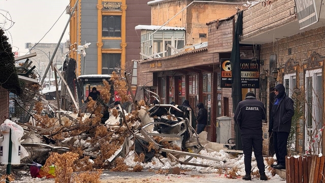 Yoğun kar yağışı Suruç'taki sanat sokağında çökmeye neden oldu