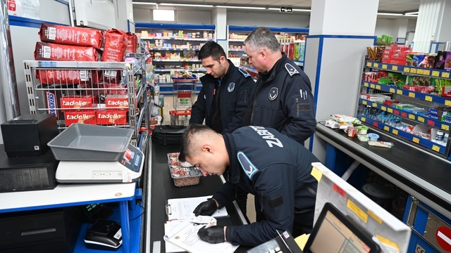 İnönü'de kurallara uymayan zincir marketlere mühür vuruldu