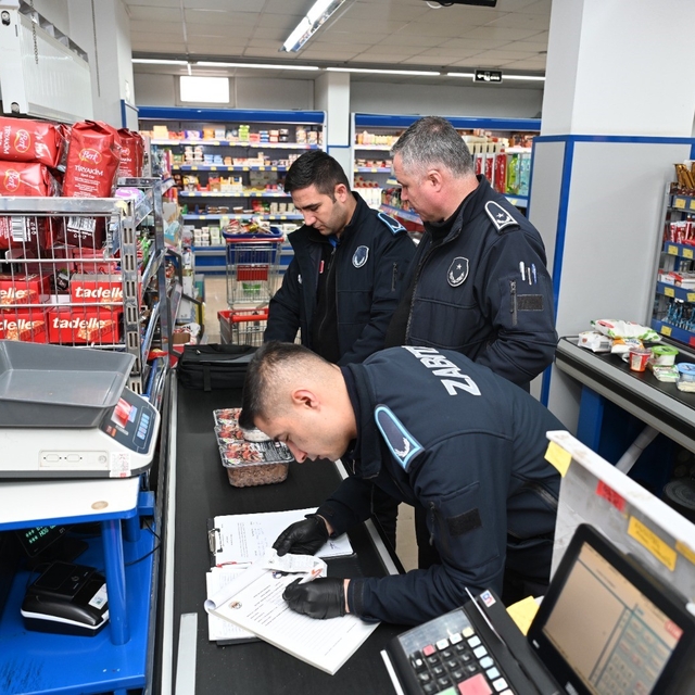 İnönü'de kurallara uymayan zincir marketlere mühür vuruldu