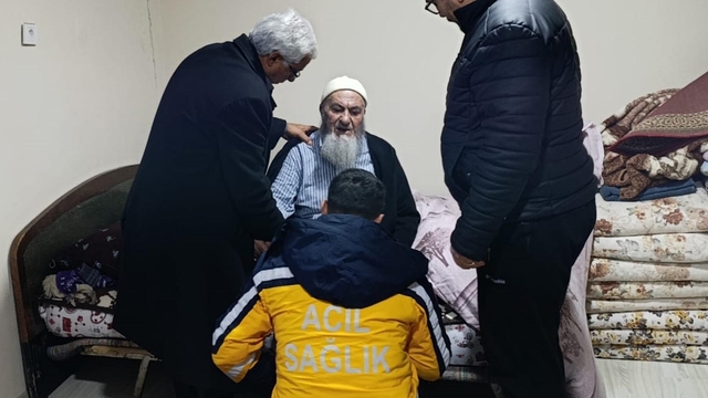77 yaşındaki hastaya paletli ambulansla ulaşıldı