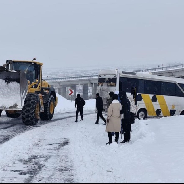 Bingöl'de kayan midibüs kara saplandı
