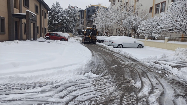 Şehitkamil'de karla mücadele aralıksız sürüyor
Yılmaz: "Önceliğimiz, hemşerilerimizin güvenliği ve huzuru"