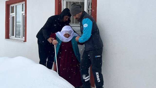 Siirt'te yolu kardan kapanan köydeki hastayı UMKE hastaneye ulaştırdı