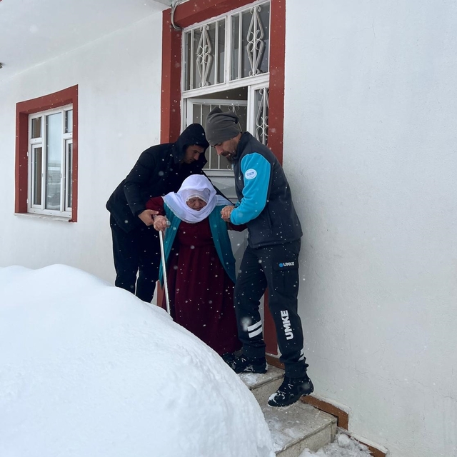 Siirt'te yolu kardan kapanan köydeki hastayı UMKE hastaneye ulaştırdı