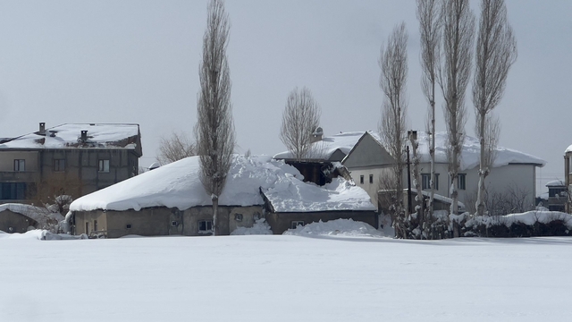 Kerpiç evin çatısı, kar nedeniyle çöktü