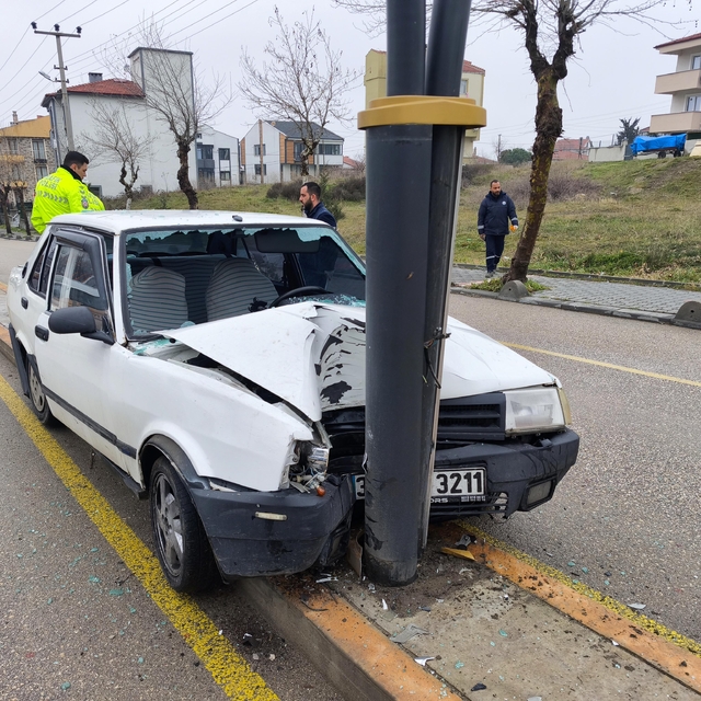 Otomobil, refüjdeki beton çiçeklik ile aydınlatma direğine çarptı: 2 yaralı