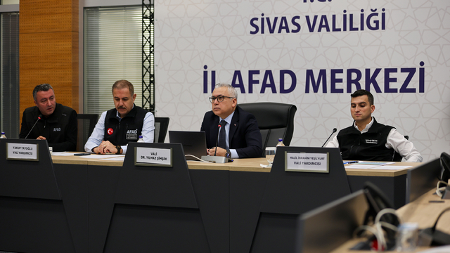 Sivas Valisi Şimşek, il genelindeki olumsuz hava koşullarına ilişkin açıklama yaptı