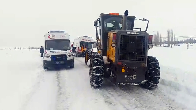 Sivas'ta kar nedeniyle mahsur kalan sağlık ekibi kurtarıldı