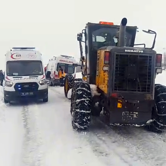 Sivas'ta kar nedeniyle mahsur kalan sağlık ekibi kurtarıldı