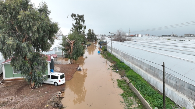 Büyükşehir, yağıştan etkilenen 3 ilçe için hasar tespit çalışması başlattı
Büyükşehir ekipleri Kumluca, Kaş ve Serik ilçelerinde hasar tespiti için sahada