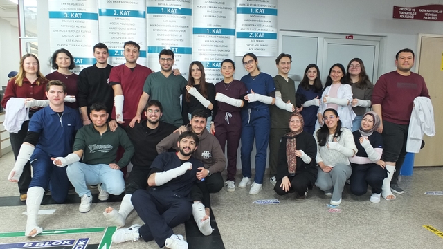 Balıkesir' de üniversitelilerden alçılı staj hatırası