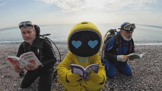 Antalya'da dalgıçlar su altında kitap okudu