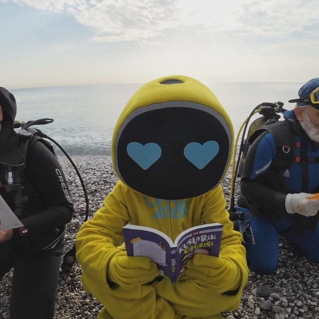 Antalya'da dalgıçlar su altında kitap okudu