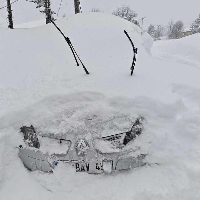 Çambaşı Yaylası'nda kar kalınlığı 2 metreye ulaştı, araçlar kar altında kal...