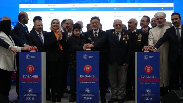 Kastamonu'da inşa edilecek 2 bin 380 konutun kuraları çekildi
Tarım ve Orman Bakanı İbrahim Yumaklı: "Konuşmuyoruz, yapıyoruz, söylemiyoruz, vücuda getiriyoruz"