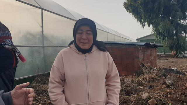 Antalya'da selden etkilenen ilçede hasar tespit çalışmalarına başlandı
Evini su basan ve tarım arazileri zarar gören Fatma Devecioğlu olayı gözyaşlarıyla anlattı
Kumluca Kaymakamı Bahadır Güneş:
"Evleri zarar gören vatandaşlara Sosyal Yardımlaşma Vakfı tarafından barınma ve gıda temini için 20 bin TL destek verildi"