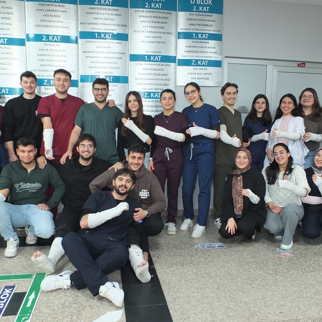 Balıkesir' de üniversitelilerden alçılı staj hatırası