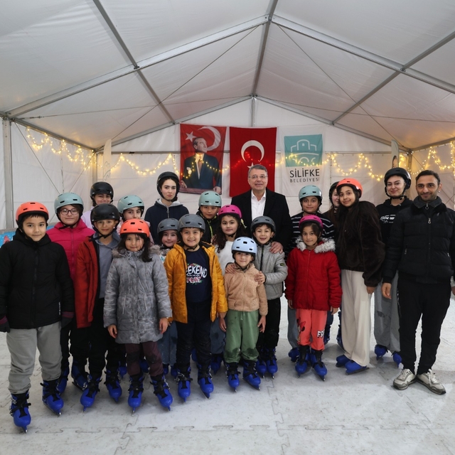 Silifke ilçesinde öğrenciler için buz pateni pisti kuruldu
