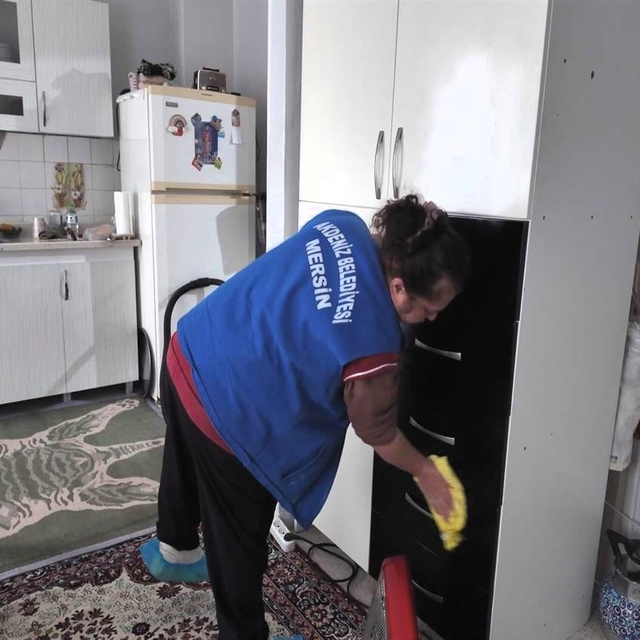 Mersin'in Akdeniz ilçesinde ev temizliği ve kuaför hizmetleri sürüyor