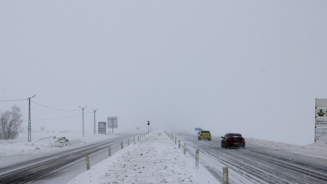 Kağızman-Ağrı kara yolu kar ve tipi nedeniyle yeniden ulaşıma kapatıldı