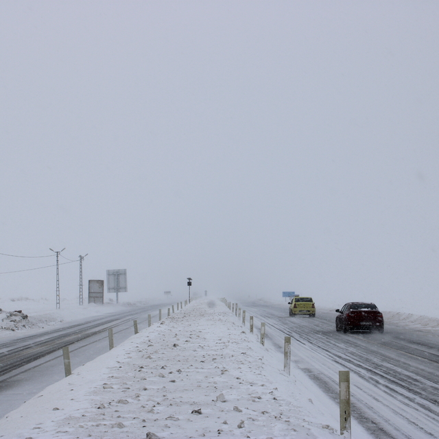 Kağızman-Ağrı kara yolu kar ve tipi nedeniyle yeniden ulaşıma kapatıldı