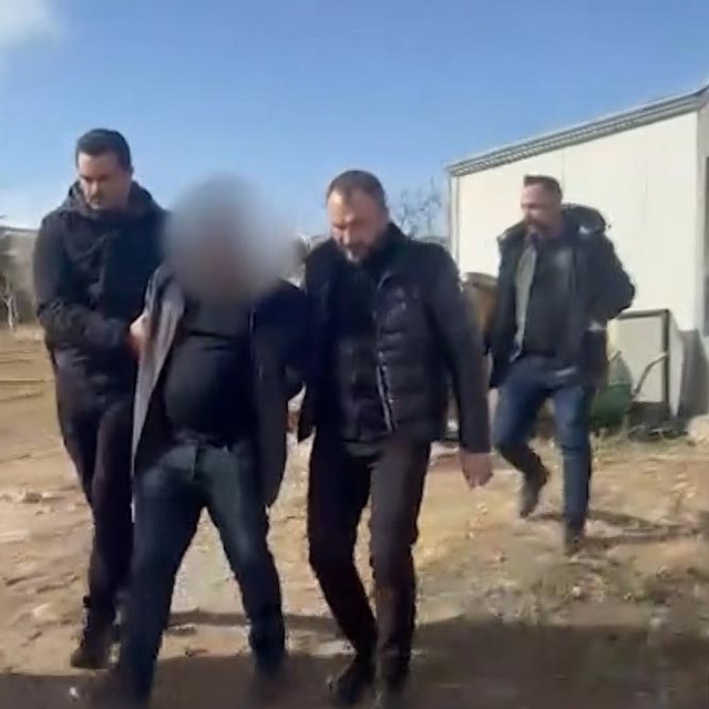 Yakalanmamak için kadın kıyafetleri giyip, sürekli adres değiştirmiş