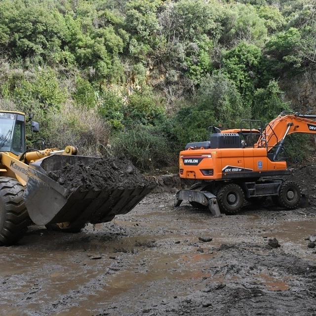 Kuşadası Belediyesi selin yaralarını sarmak için saha çalışmalarını sürdürü...