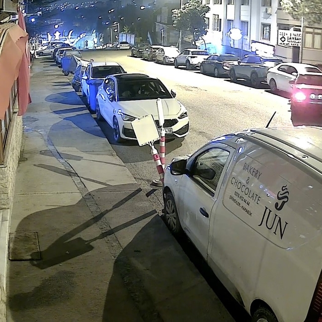 Alkollü sürücü park halindeki 5 araca çarpıp kaçtı
Motosikletli saniyeyle k...