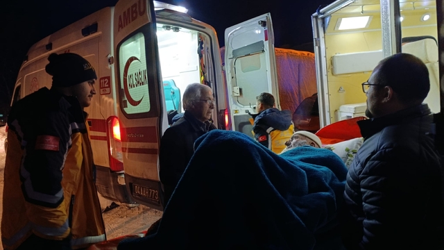 Ağrı'da ekipler, yolu kardan kapanan mezradaki hasta için seferber oldu