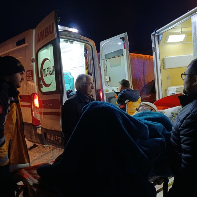 Ağrı'da ekipler, yolu kardan kapanan mezradaki hasta için seferber oldu